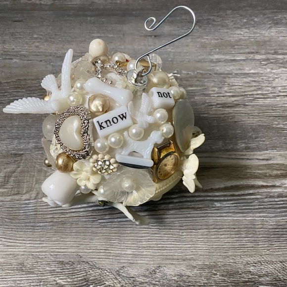 One of a kind white ornament - Picture 7 of 17